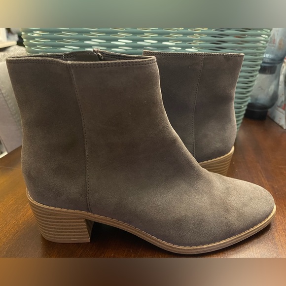 Women's Clarks Somerset Suede Ankle Boots Size 6.5M - Picture 1 of 10